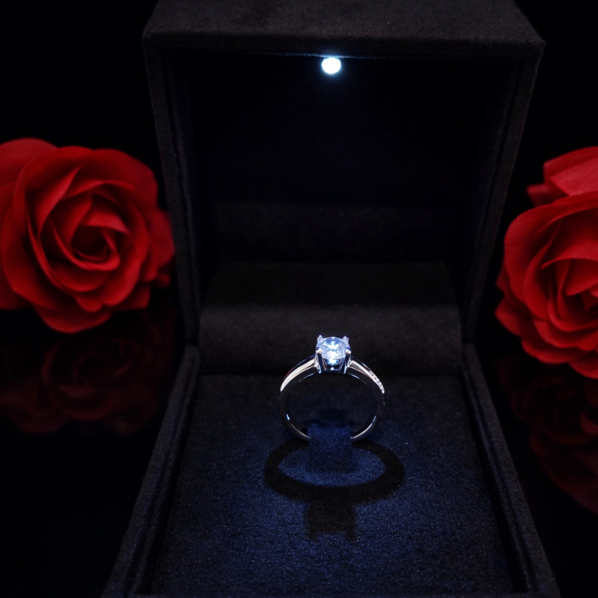 Δαχτυλίδι μονόπετρο από ασήμι 925 και πέτρες ζιργκόν σε κουτάκι με φώς LED
