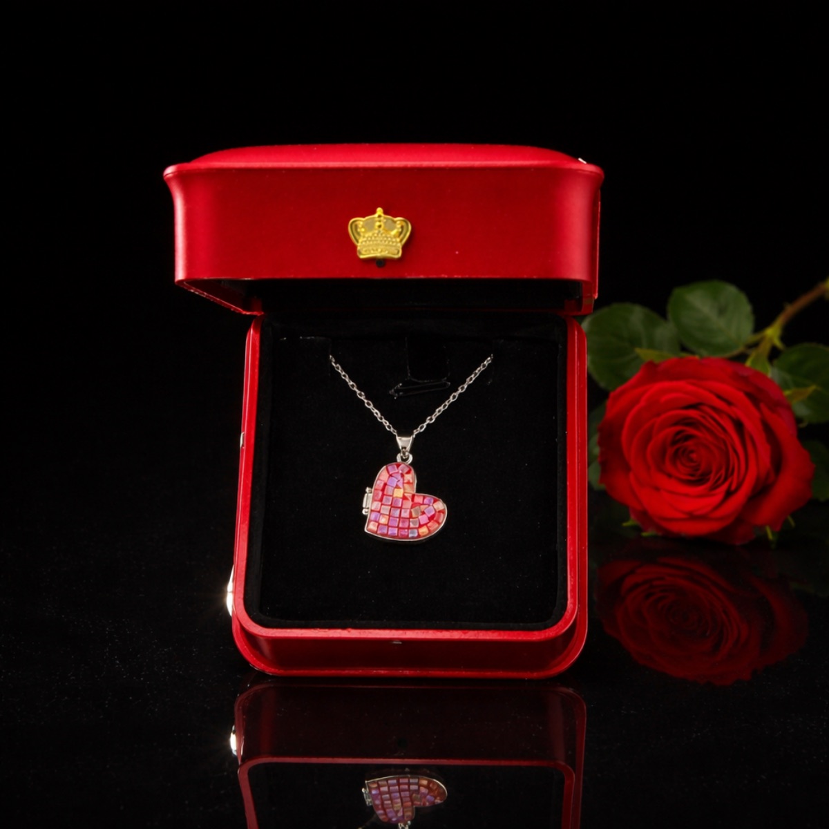 Γυναικείο κολιέ καρδιά που ανοίγει  σε κουτάκι με φως LED